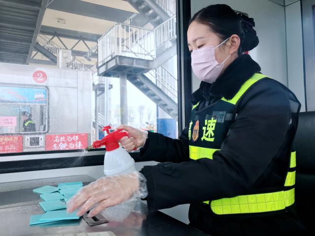 一線員工配備口罩、手套等防護(hù)用品堅守崗位，同時做好辦公、生活區(qū)域及CPC卡的消毒。_調(diào)整大小.png