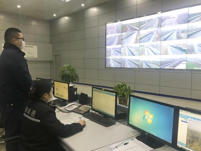 界阜蚌公司收費部部長李國森與妻子王曉麗春節(jié)堅守崗位，共戰(zhàn)疫情。.jpg
