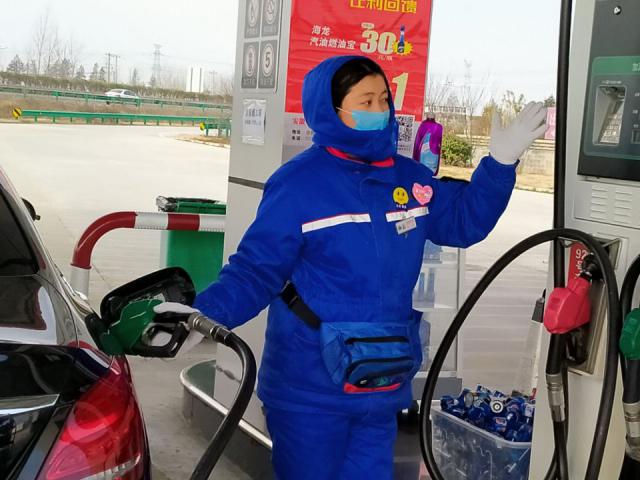 不忘初心，孕媽媽用愛服務不后退-鳳臺站高引引正在進行加油服務.jpg