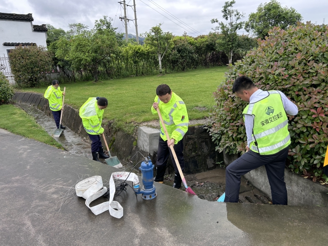 20黃山中心黟縣收費站未雨綢繆，組織開展站點防汛搶險應急演練.JPG