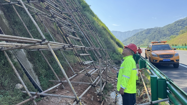 6養(yǎng)護公司池安望項目部技術員加強水毀工程邊坡施工防護檢查.jpg