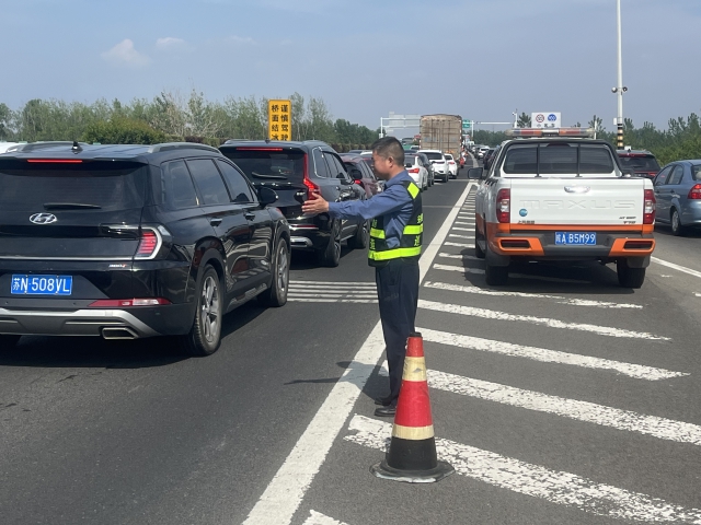 6月10日，淮南分中心工作人員疏導(dǎo)返程車輛.jpg