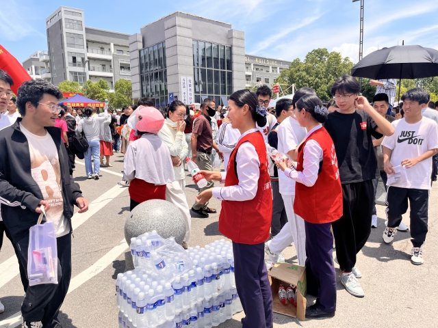 6月7日，德上高速淮南處壽縣站暢淮青年服務(wù)志愿者吳瑞瑞、莊曉曉為考生提供飲水...JPG