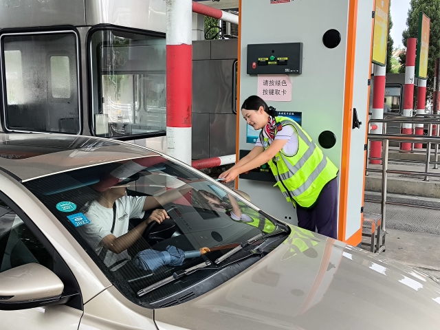 9月15日，中秋小長(zhǎng)假首日，雙廟收費(fèi)站入口車流激增，站內(nèi)組織人員積極做好道口保通保暢工作。.jpg