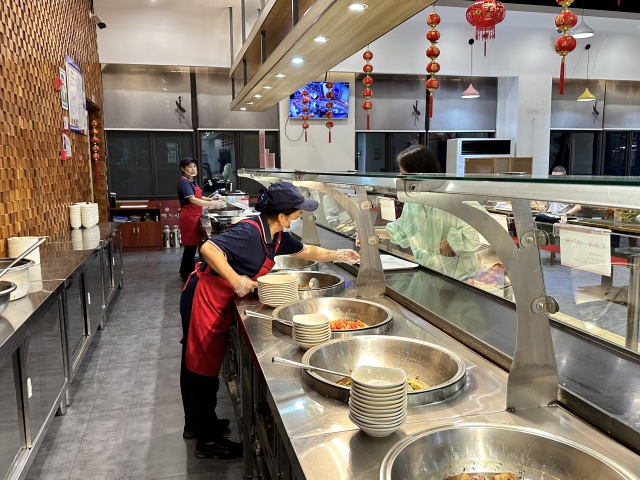 9月29日晚間，為保障國慶假期，豐樂服務(wù)區(qū)餐廳延長營業(yè)時間3.jpg